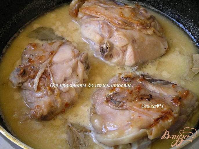 Фото приготовление рецепта: Куриные бедра в сливочном соусе шаг №3