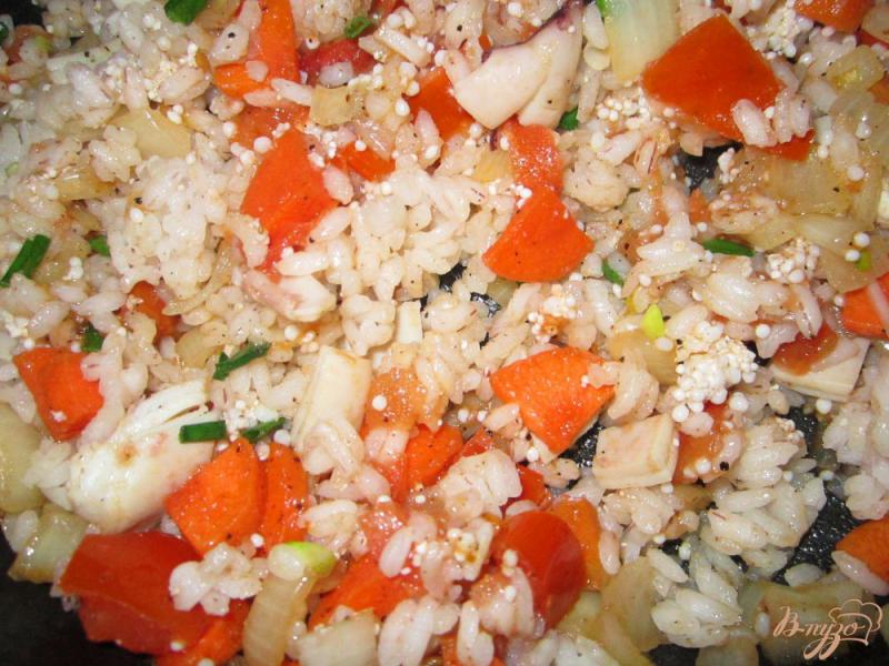 Фото приготовление рецепта: Кальмар фаршированный рисом и овощами шаг №4