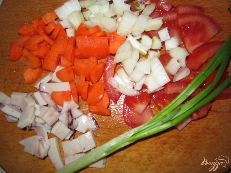 Фото приготовление рецепта: Кальмар фаршированный рисом и овощами шаг №3