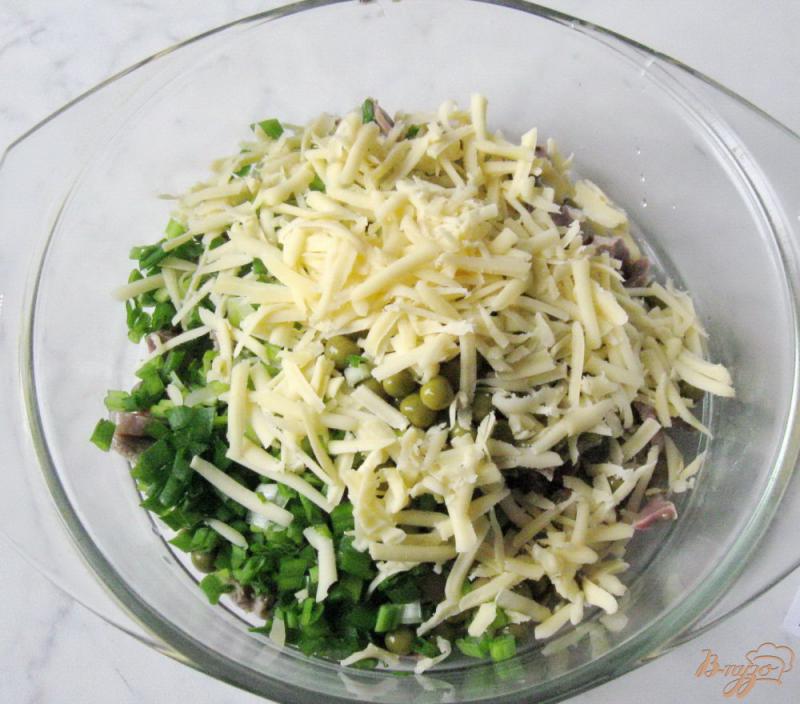 Фото приготовление рецепта: Салат с куриными желудками и зеленым горошком шаг №4