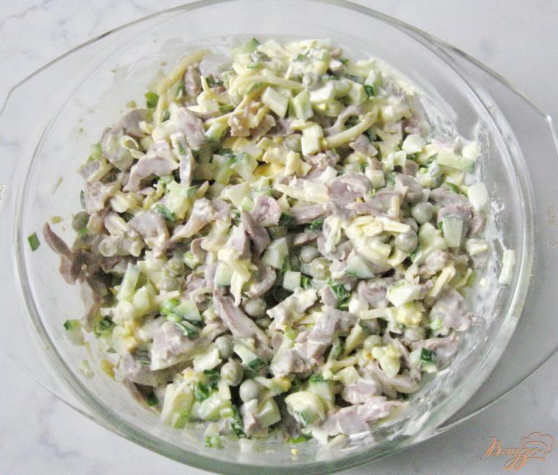 Фото приготовление рецепта: Салат с куриными желудками и зеленым горошком шаг №9