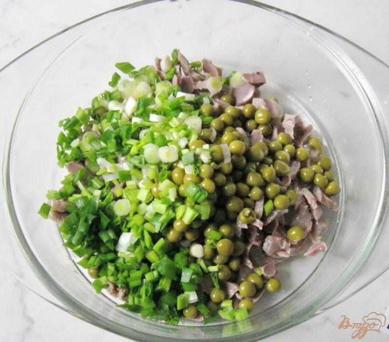 Фото приготовление рецепта: Салат с куриными желудками и зеленым горошком шаг №3
