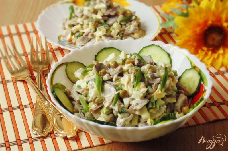 Фото приготовление рецепта: Салат с куриными желудками и зеленым горошком шаг №10