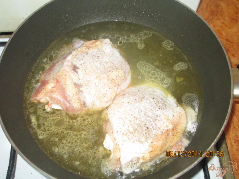 Фото приготовление рецепта: Жареные куриные бедра на сковородке шаг №2