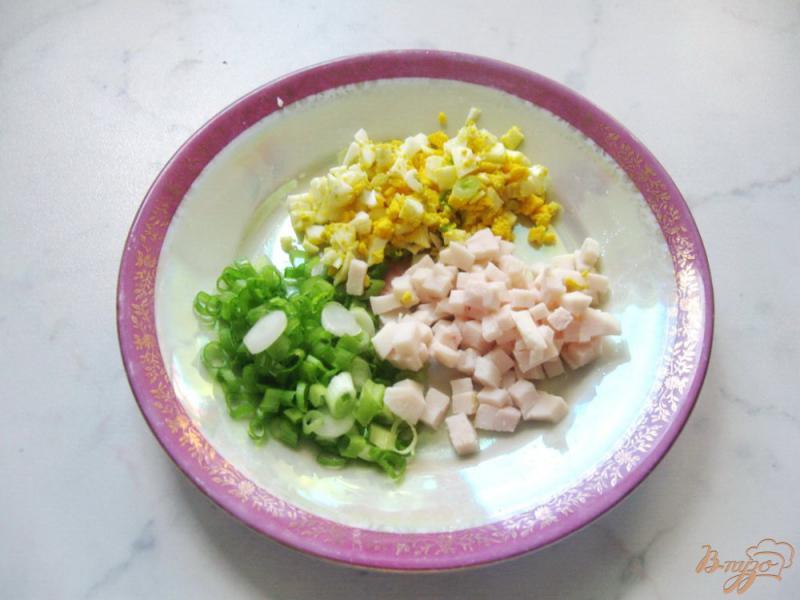Фото приготовление рецепта: Блины с припеком из яиц, зеленого лука и ветчины шаг №5
