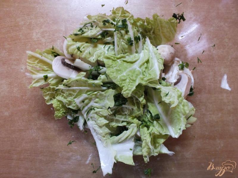 Фото приготовление рецепта: Салат куриный с сырыми шампиньонами шаг №6
