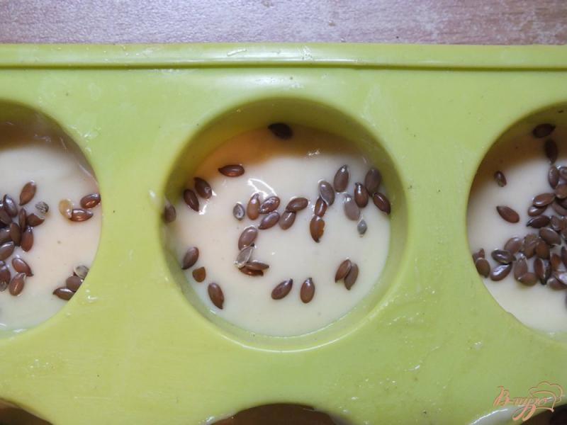 Фото приготовление рецепта: Кексы на нерафинированном масле с семенами льна шаг №7