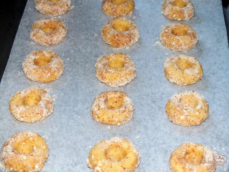Фото приготовление рецепта: Печенье ореховое с абрикосовым джемом шаг №8