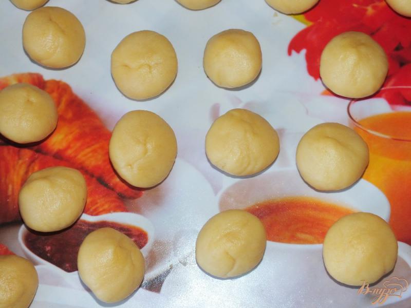 Фото приготовление рецепта: Печенье ореховое с абрикосовым джемом шаг №5