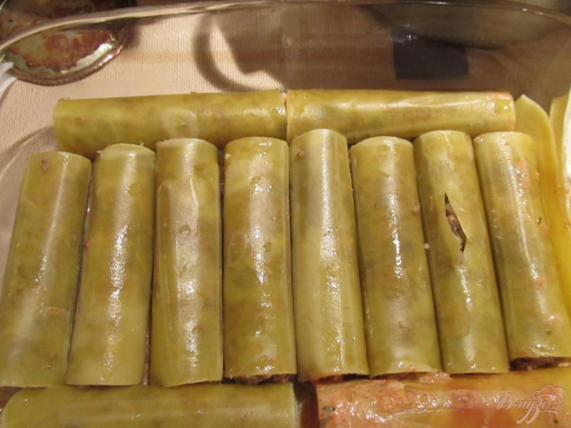 Фото приготовление рецепта: Каннеллони с фаршем под томатно-сметанным соусом шаг №7