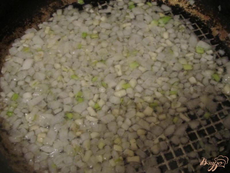 Фото приготовление рецепта: Каннеллони с фаршем под томатно-сметанным соусом шаг №3