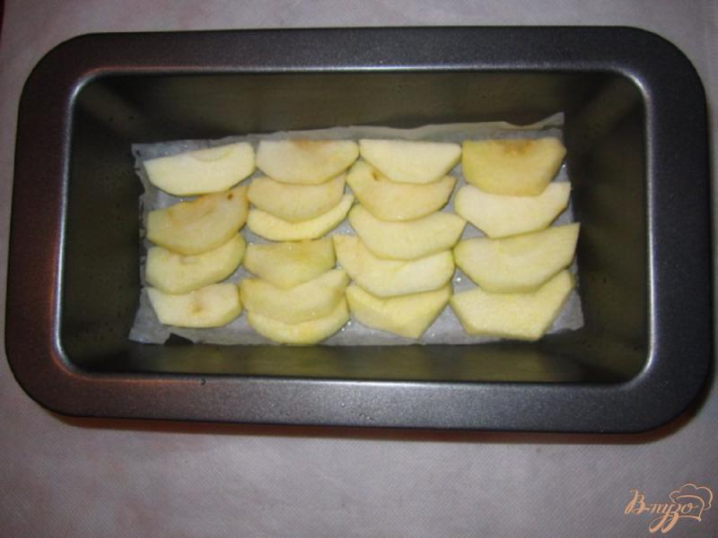 Фото приготовление рецепта: Пирог с яблоками и творожными шариками шаг №3