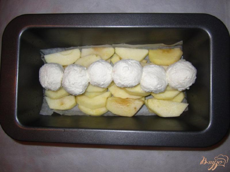 Фото приготовление рецепта: Пирог с яблоками и творожными шариками шаг №4