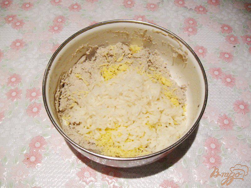 Фото приготовление рецепта: Рыбные котлеты с отварным рисом и сыром шаг №3