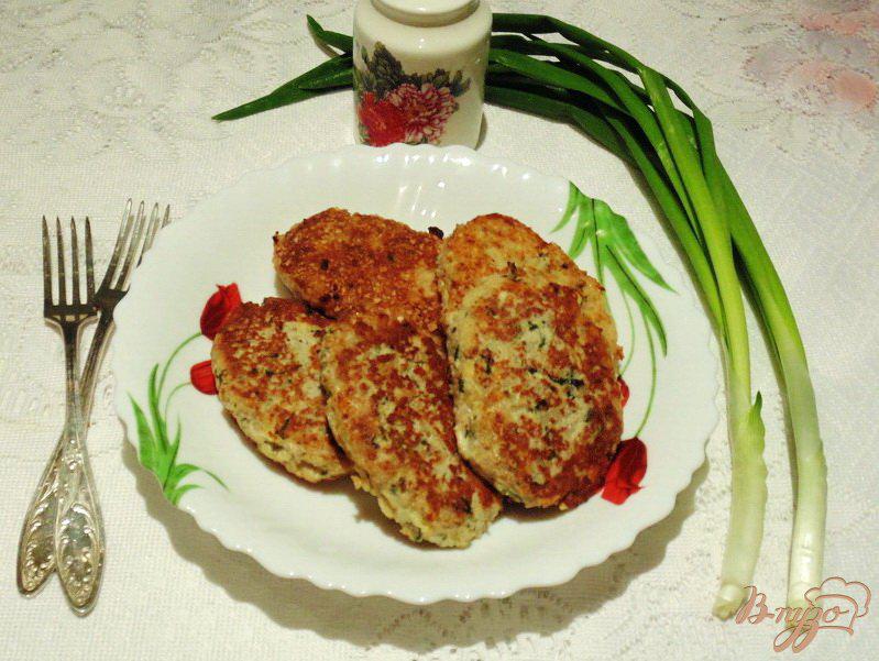 Фото приготовление рецепта: Рыбные котлеты с отварным рисом и сыром шаг №7
