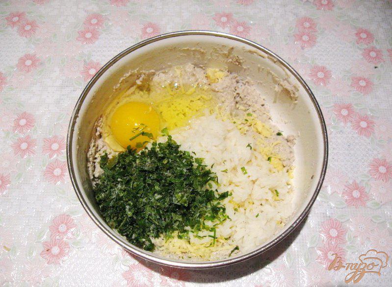 Фото приготовление рецепта: Рыбные котлеты с отварным рисом и сыром шаг №4