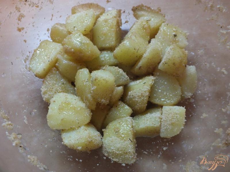 Фото приготовление рецепта: Вареный картофель запеченный в панировочных сухарях шаг №4
