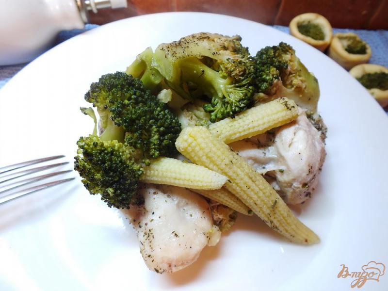Фото приготовление рецепта: Курица запеченная с брокколи и кукурузными початками шаг №4