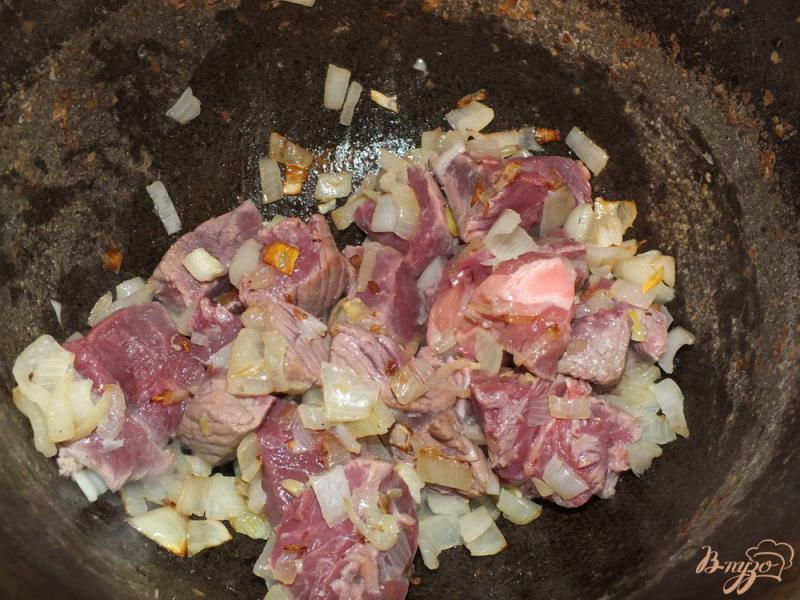 Фото приготовление рецепта: Плов из говядины с соевым соусом шаг №3