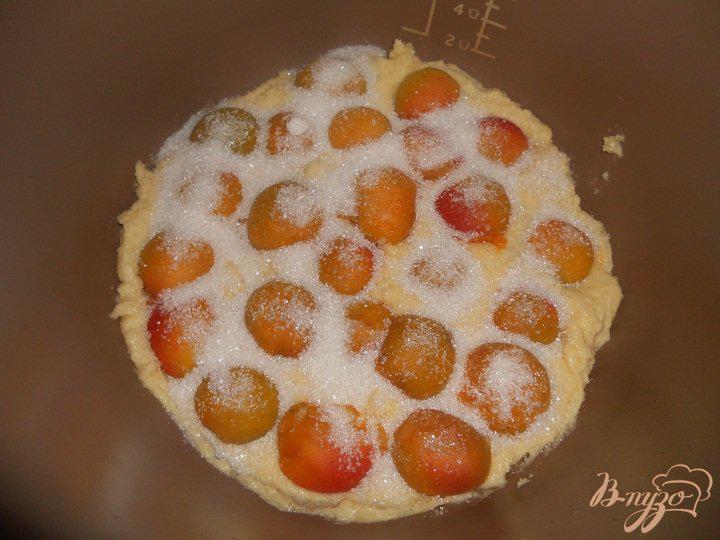 Фото приготовление рецепта: Пирог с консервироваными абрикосами в мультиварке шаг №4
