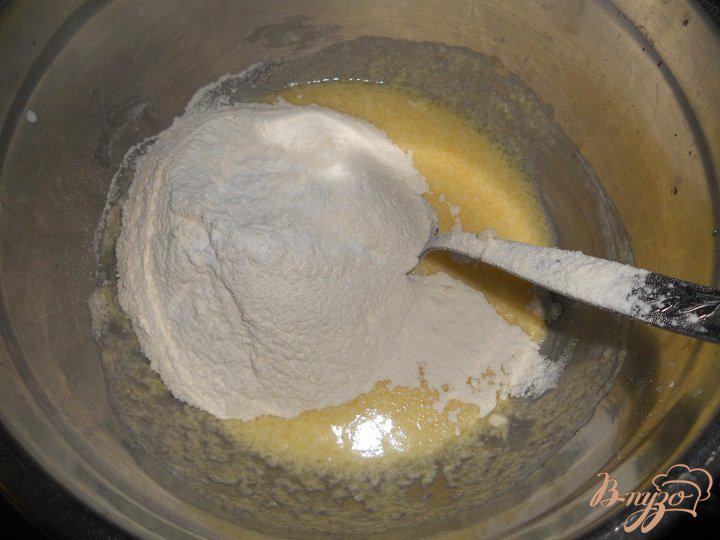 Фото приготовление рецепта: Пирог с консервироваными абрикосами в мультиварке шаг №2