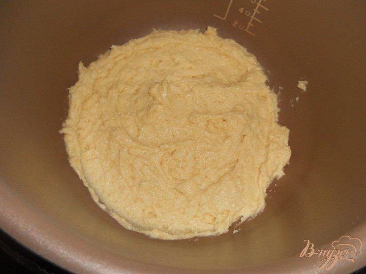 Фото приготовление рецепта: Пирог с консервироваными абрикосами в мультиварке шаг №3
