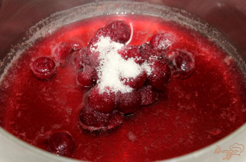 Фото приготовление рецепта: Полосатое желе с вишне и йогуртом шаг №4