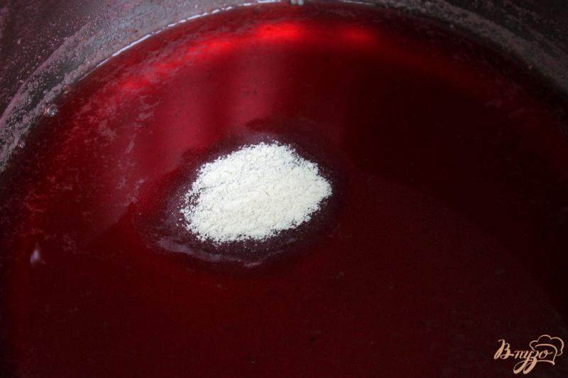 Фото приготовление рецепта: Полосатое желе с вишне и йогуртом шаг №5