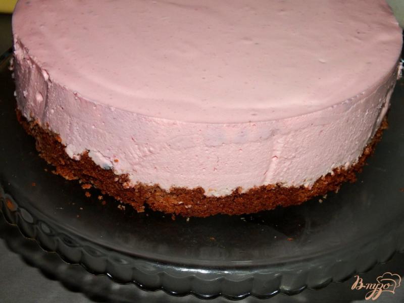 Фото приготовление рецепта: Торт с малиновым суфле шаг №7