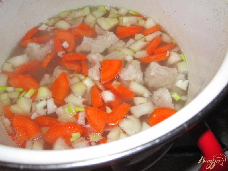 Фото приготовление рецепта: Суп из фасоли со свининой шаг №4
