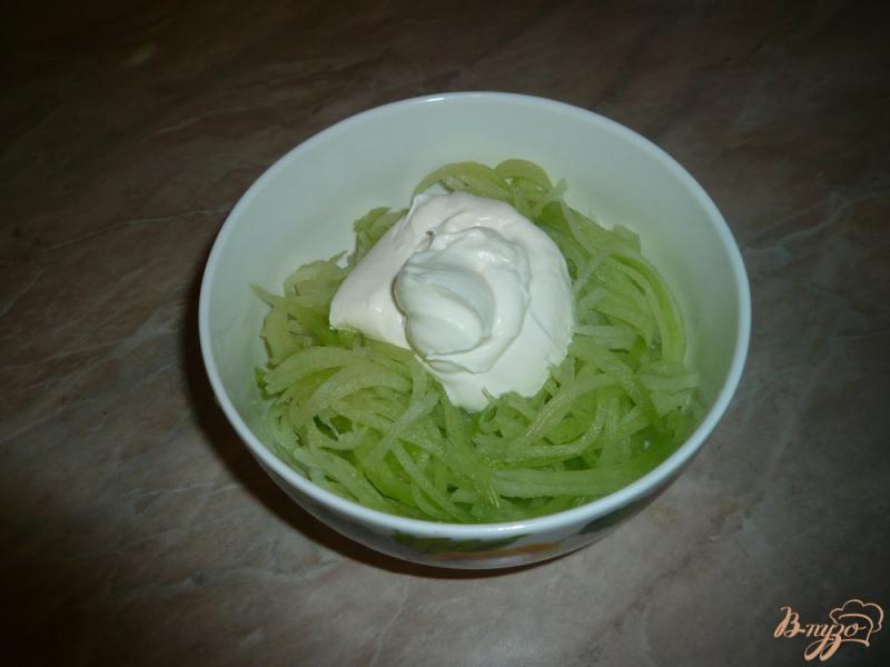 Фото приготовление рецепта: Салат из зеленой редьки шаг №4