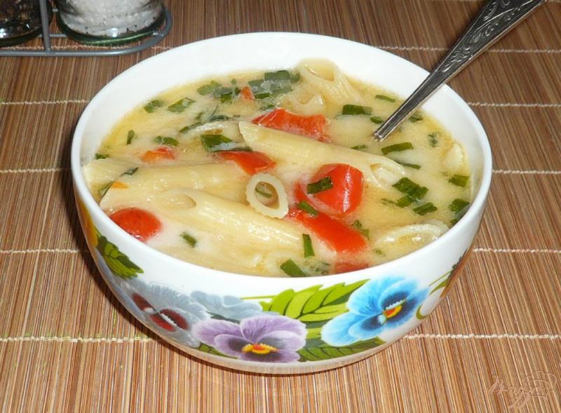 Фото приготовление рецепта: Густой сырный суп с макаронами и болгарским перцем шаг №8