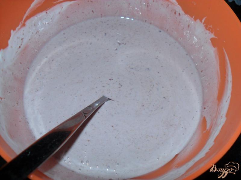 Фото приготовление рецепта: Бисквитный торт со сметанным кремом с вареньем шаг №3