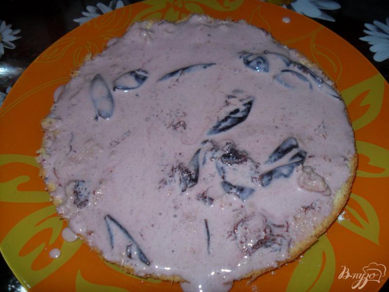 Фото приготовление рецепта: Бисквитный торт со сметанным кремом с вареньем шаг №5