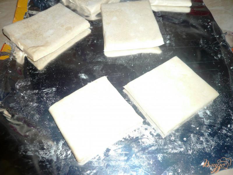 Фото приготовление рецепта: Плюшки слоеные с сыром и вареньем шаг №2