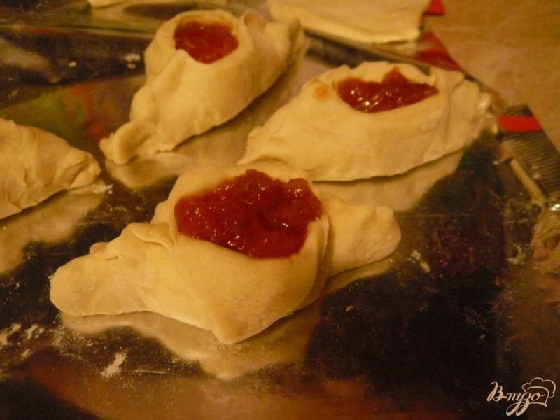 Фото приготовление рецепта: Плюшки слоеные с сыром и вареньем шаг №6