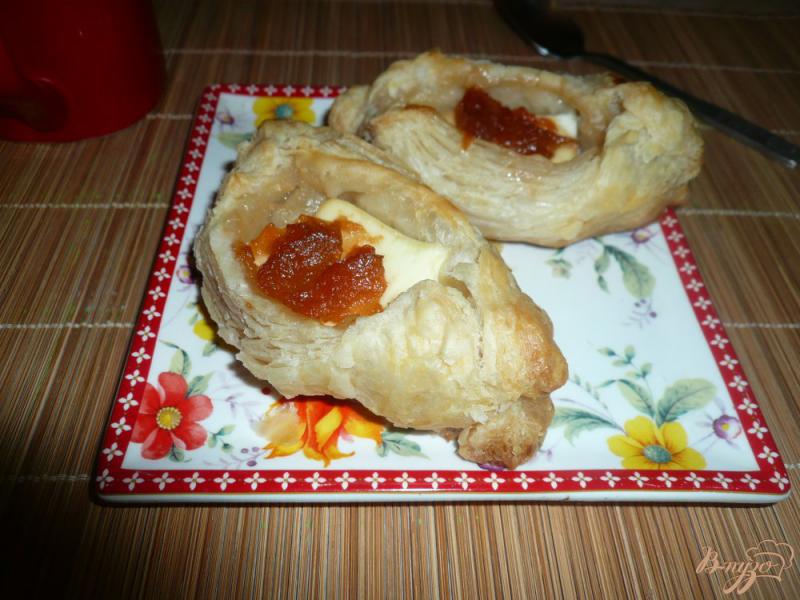Фото приготовление рецепта: Плюшки слоеные с сыром и вареньем шаг №7