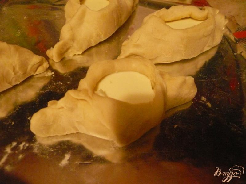 Фото приготовление рецепта: Плюшки слоеные с сыром и вареньем шаг №5