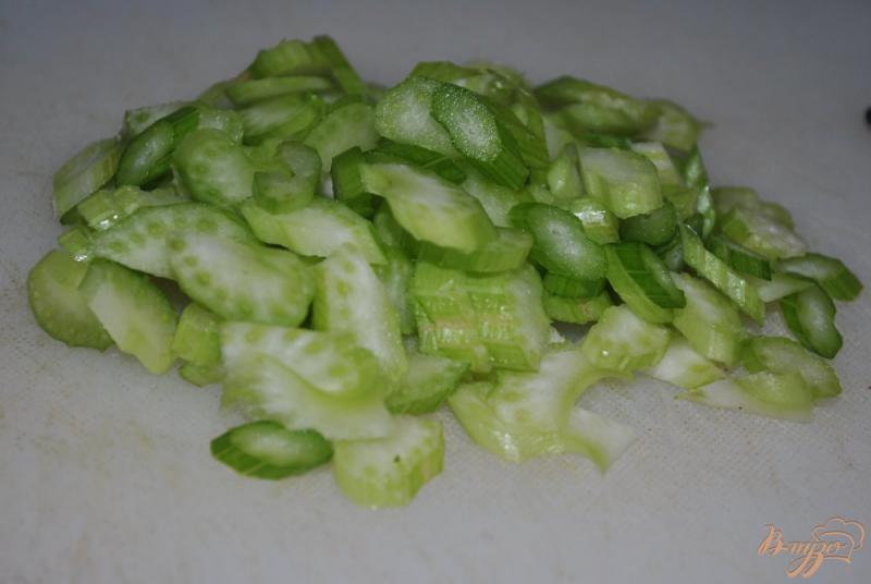 Фото приготовление рецепта: Салат с пророщенной чечевицей и зеленью шаг №3