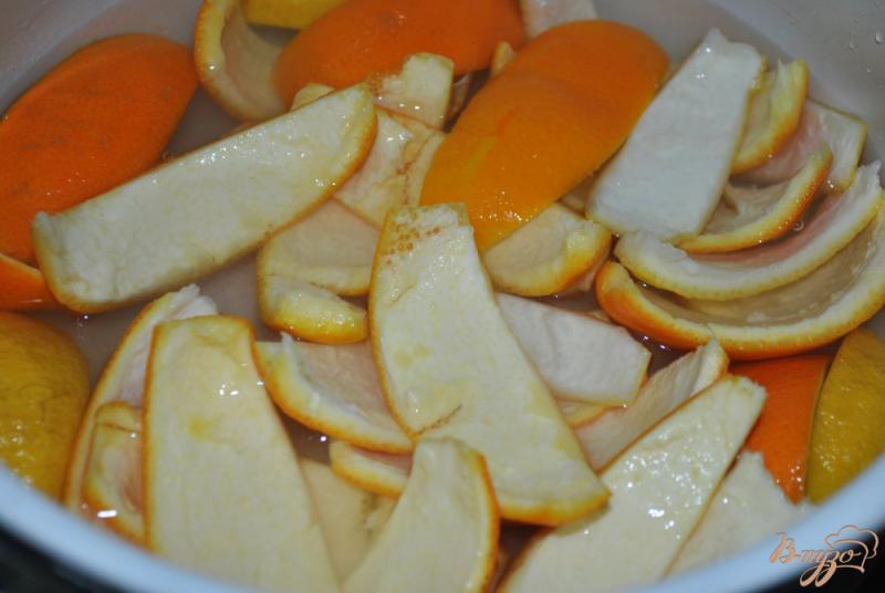 Фото приготовление рецепта: Конфеты из апельсиновых корочек с шоколадом шаг №2