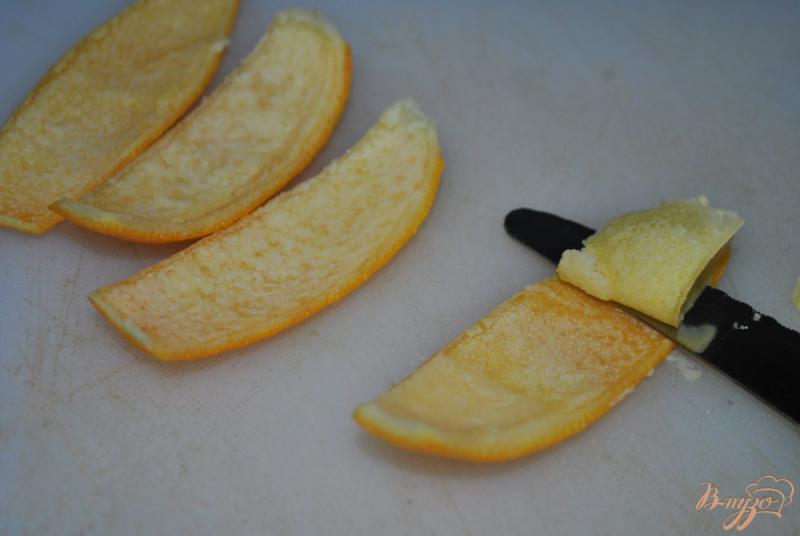 Фото приготовление рецепта: Конфеты из апельсиновых корочек с шоколадом шаг №4
