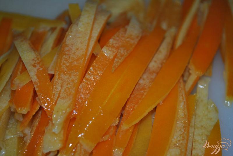 Фото приготовление рецепта: Конфеты из апельсиновых корочек с шоколадом шаг №5