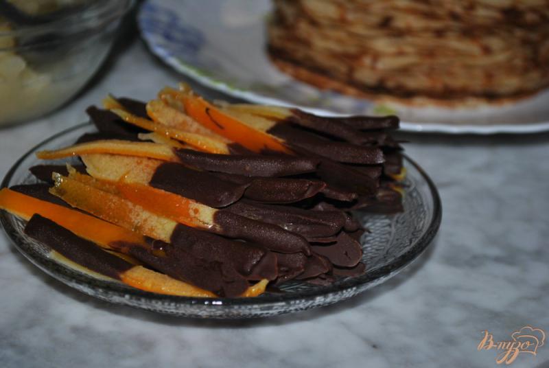 Фото приготовление рецепта: Конфеты из апельсиновых корочек с шоколадом шаг №10