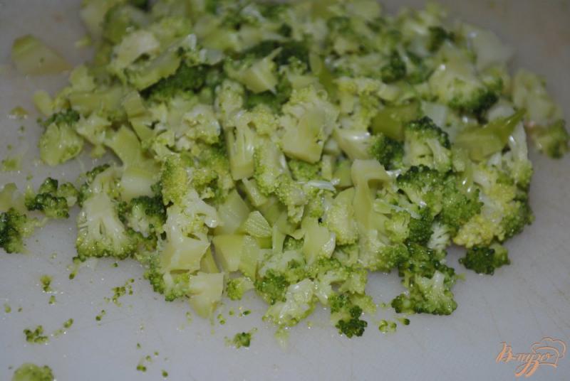 Фото приготовление рецепта: Макароны с брокколи и колбасой шаг №3