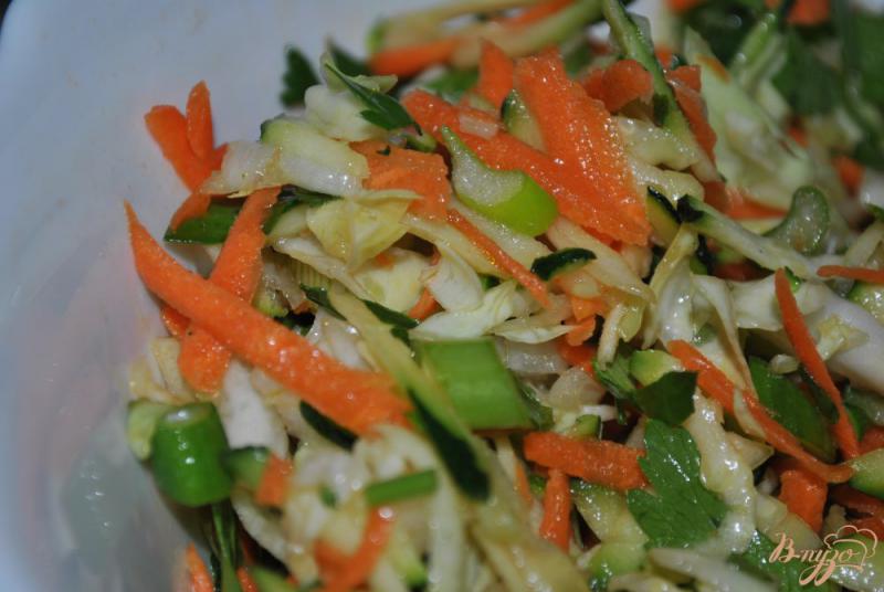 Фото приготовление рецепта: Овощной салат с цукини шаг №6