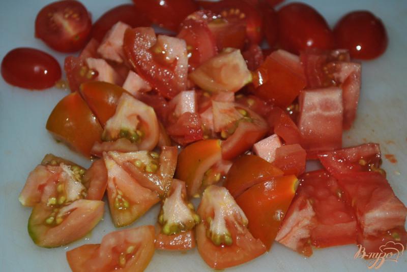 Фото приготовление рецепта: Салат с помидорами и луком шаг №1