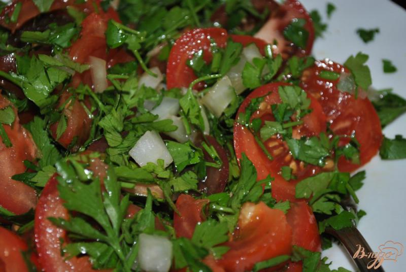 Фото приготовление рецепта: Салат с помидорами и луком шаг №4