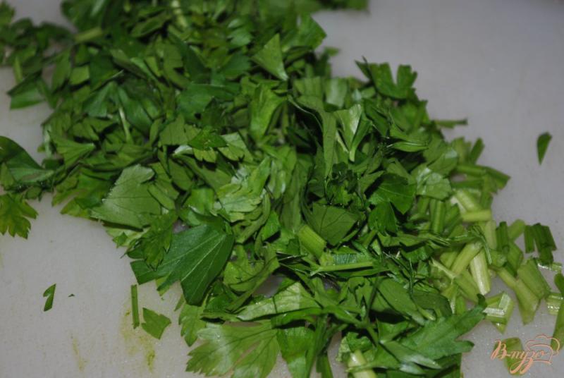 Фото приготовление рецепта: Салат из капусты и зелени шаг №3
