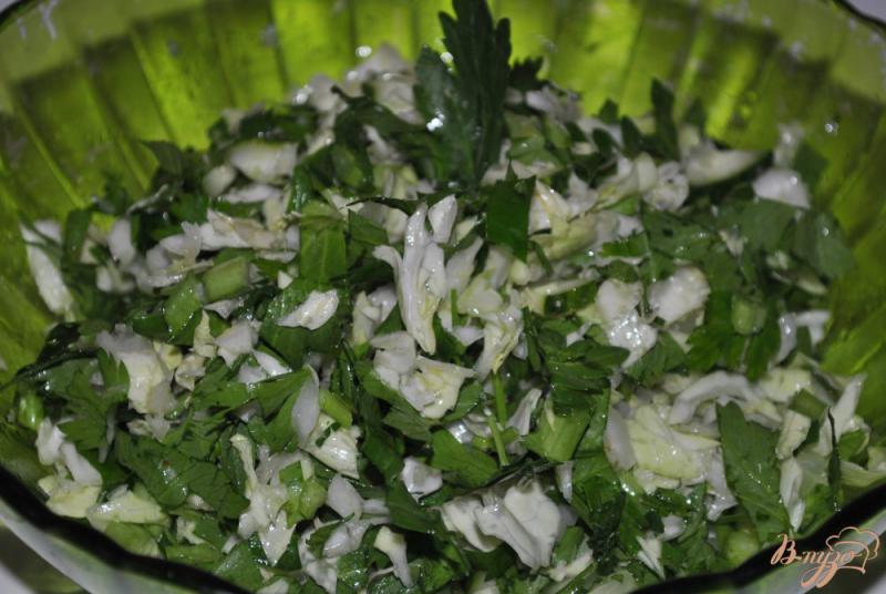 Фото приготовление рецепта: Салат из капусты и зелени шаг №6