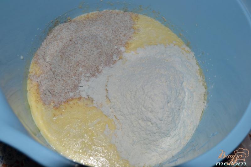 Фото приготовление рецепта: Пирог из цельнозерновой муки с рыбой и сыром шаг №2